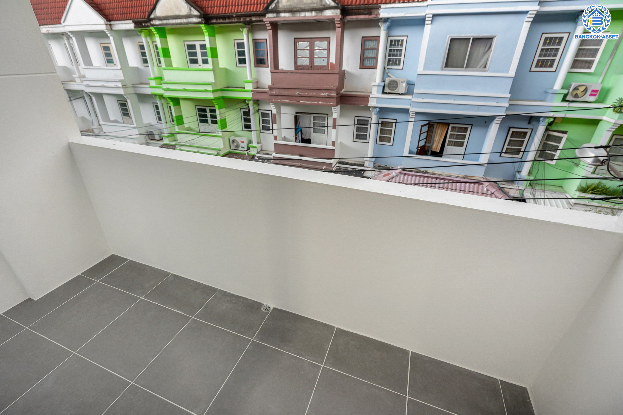 บ้านมือสองตกแต่งใหม่ ม.ซอยเรวดี58 รัตนาธิเบศร์ ทาวน์โฮม 3 ชั้น เนื้อที่ 19 ตร.ว. ฟังก์ชัน 4 ห้องนอน 3 ห้องน้ำ 1 ที่จอดรถ พร้อมตอบโจทย์ทุกการเข้าอยู่ บนทำเลเดินทางสะดวก เข้า-ออก ได้หลายเส้นทาง ใกล้เซ็นทรัลรัตนาธิเบศร์ และรถไฟฟ้าสายสีม่วง "สถานีบางกระสอ"